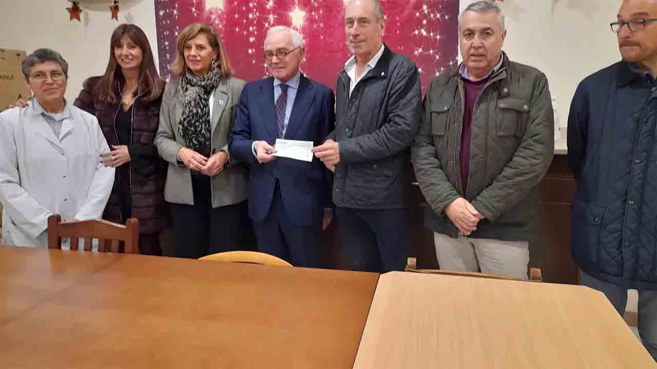 Radio Taxi Oviedo Principado entrega un cheque a la cocina económica de Oviedo