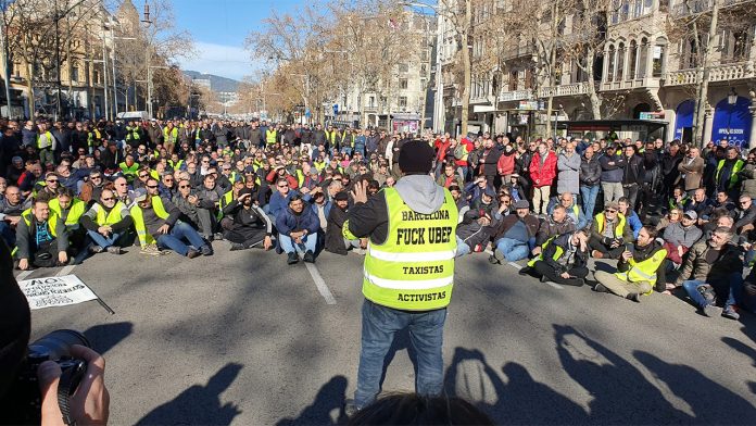 Los taxistas de Barcelona desconvocan el paro previsto durante el ISE