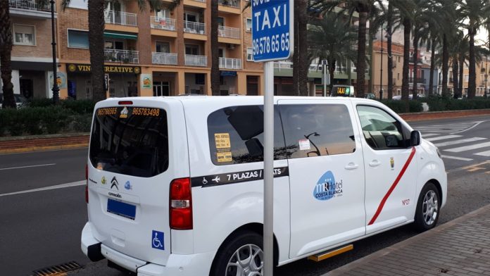Más licencias de taxi en Dénia y más exámenes para mejorar el servicio