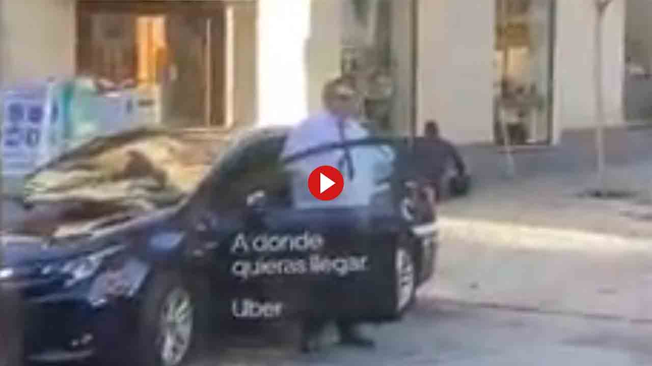 Un conductor de Uber le da a la litrona en medio de la calle en Málaga