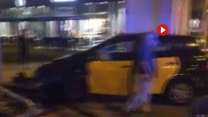 Un VTC se salta un semáforo en Diagonal y choca contra un taxi