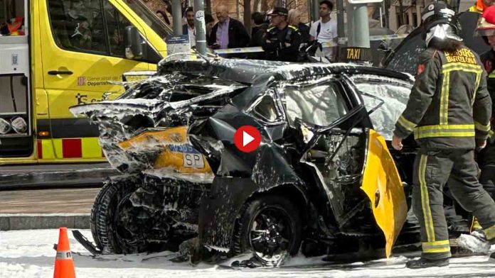 Accidente entre un taxi y un turismo en la Meridiana de Barcelona