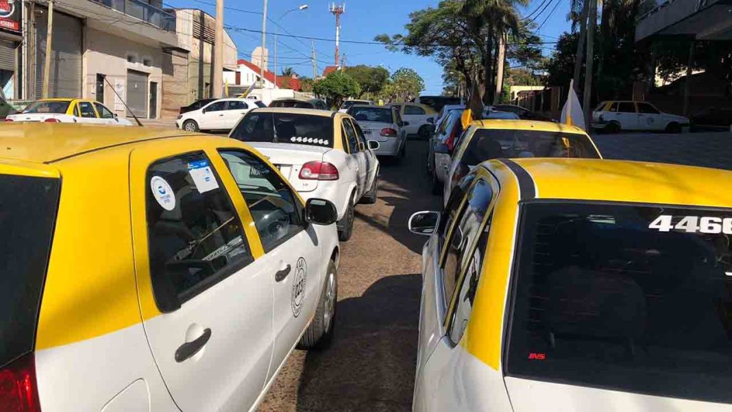 Los taxistas de Posadas se movilizan contra los incumplimientos de Uber