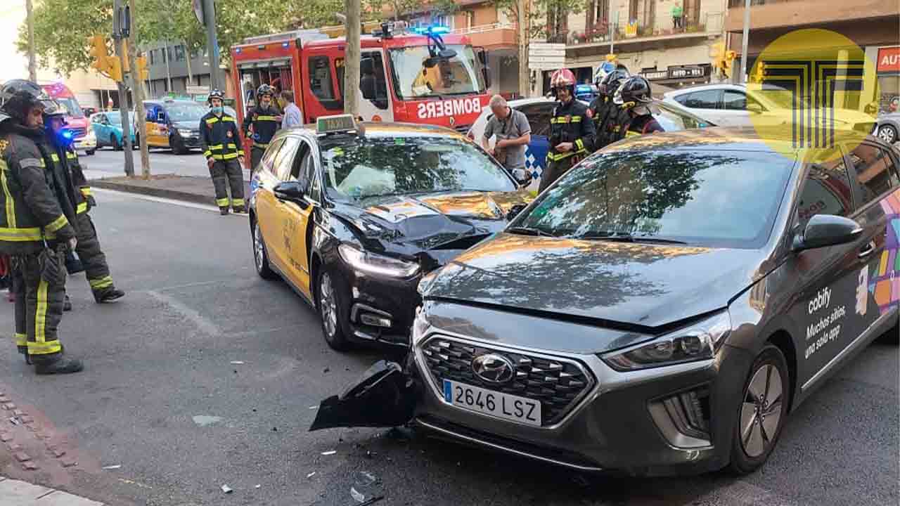Aparatoso accidente entre un taxi y un Cabify en la Gran Vía de Barcelona
