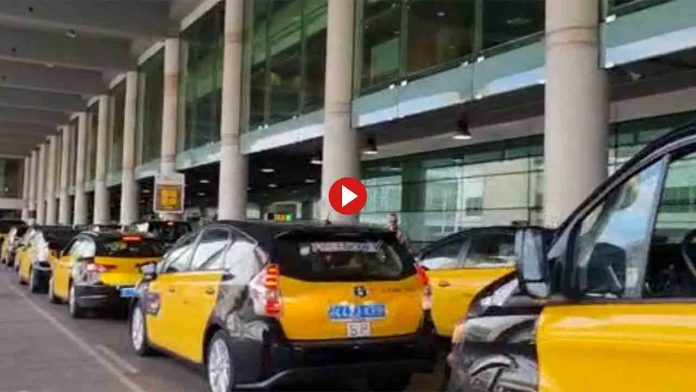 Así es la pitada infernal de los taxistas en el aeropuerto de Barcelona