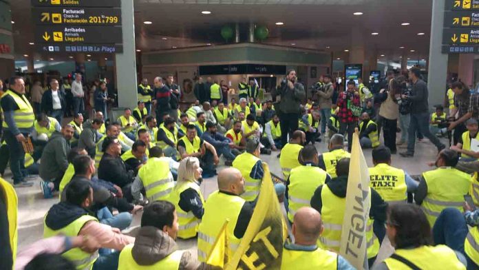 Manifestación y paro de taxis en el aeropuerto de Barcelona