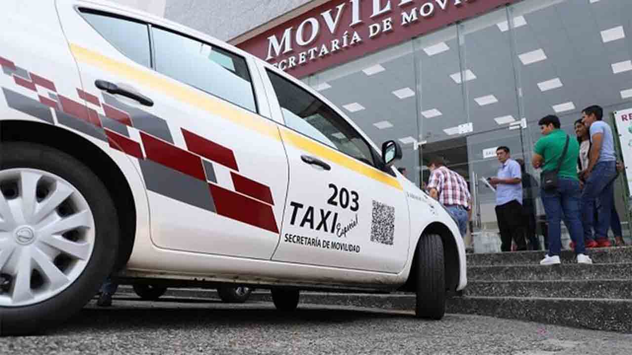 El taxi de Tabasco incorpora un código QR en la puerta para saber los datos del vehículo