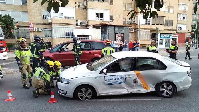 Una conductora ebria, sin seguro, se pasa un semáforo en rojo y embiste a un taxista en Sevilla