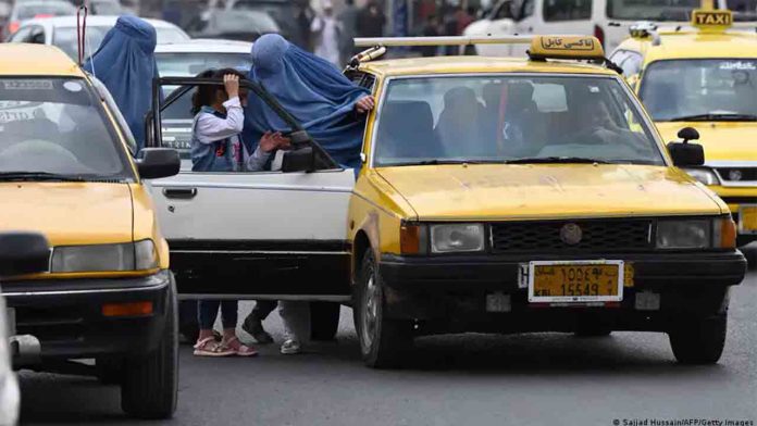 Afganistán: los talibanes están castigando a los taxistas que transporten mujeres sin burka
