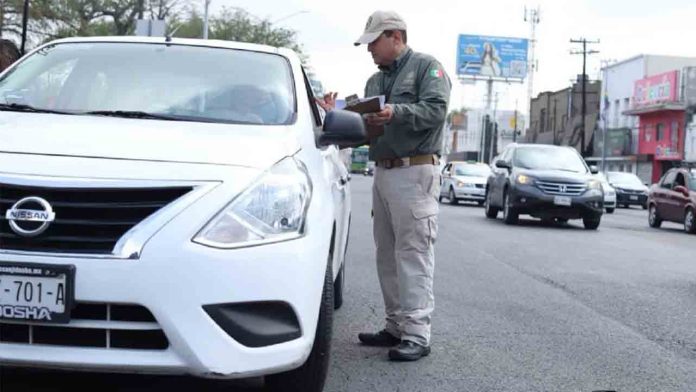 Inspectores de Nuevo León realizando controles a vehículos de Uber en Monterrey