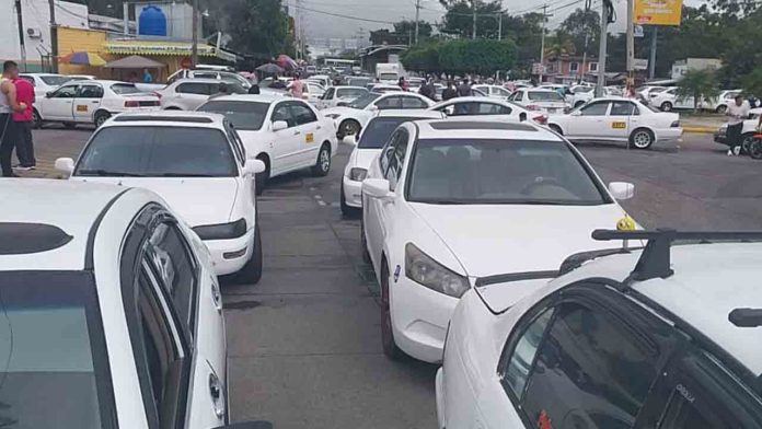 Protesta de los taxistas en Tegucigalpa por la falta de acuerdos