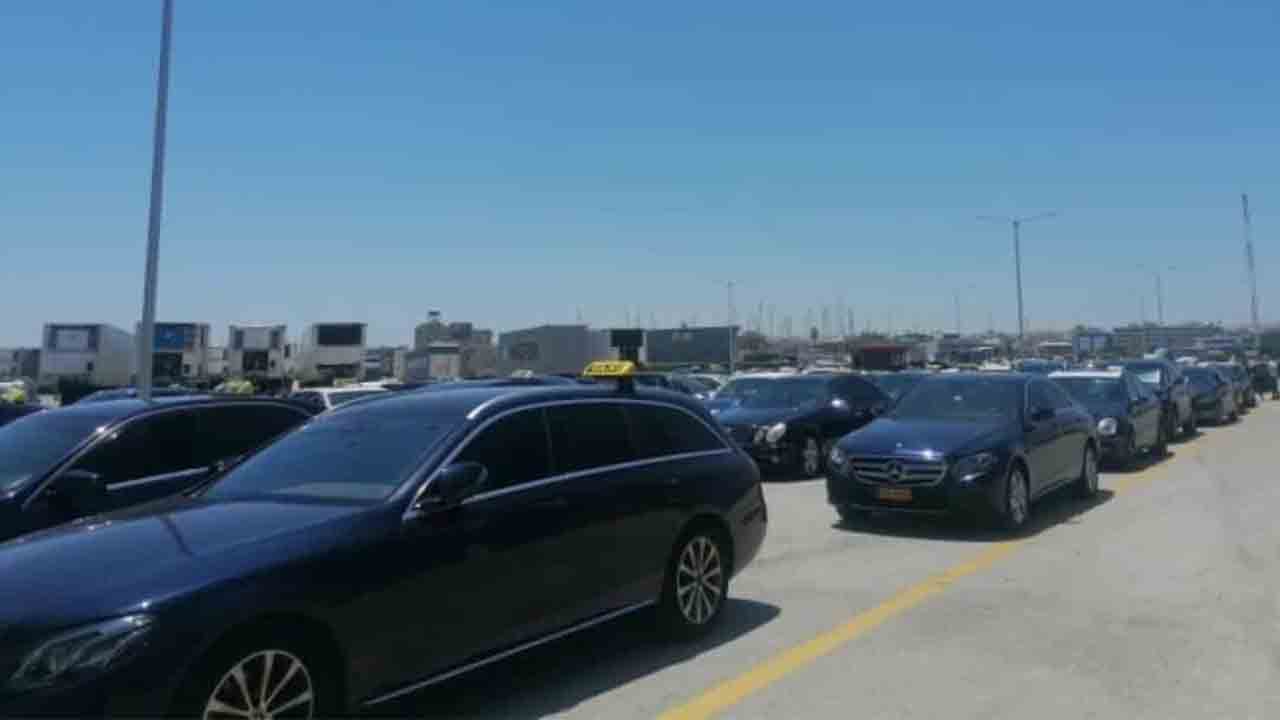 Los taxistas intentan impedir que vehículos de Uber desembarquen en el Puerto de Rodas