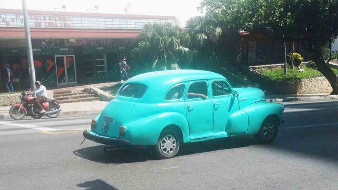 Un taxista en La Habana cobra a los usuarios 