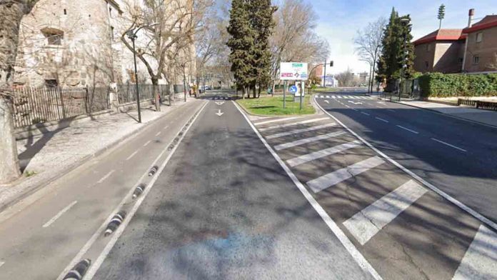 Detenido tras lanzar la tapa de un registro contra un taxi en Zaragoza