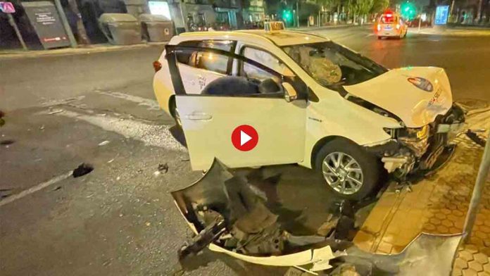 Un conductor borracho se salta un semáforo y choca contra un taxi en Sevilla