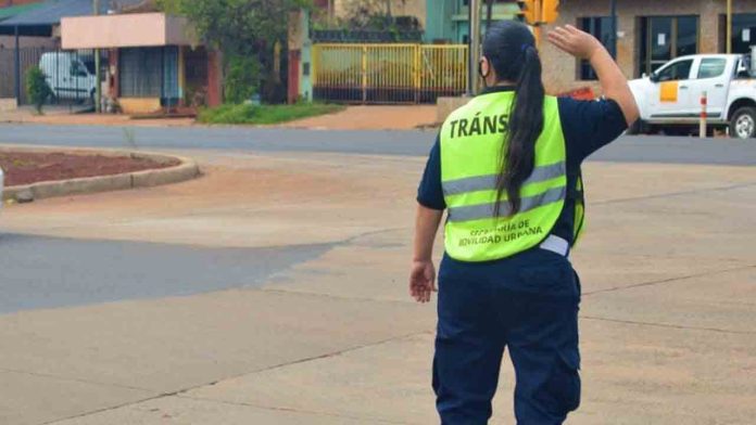Inspectores de tránsito en Iguazú bloquean un coche de Uber con la ayuda de los taxistas