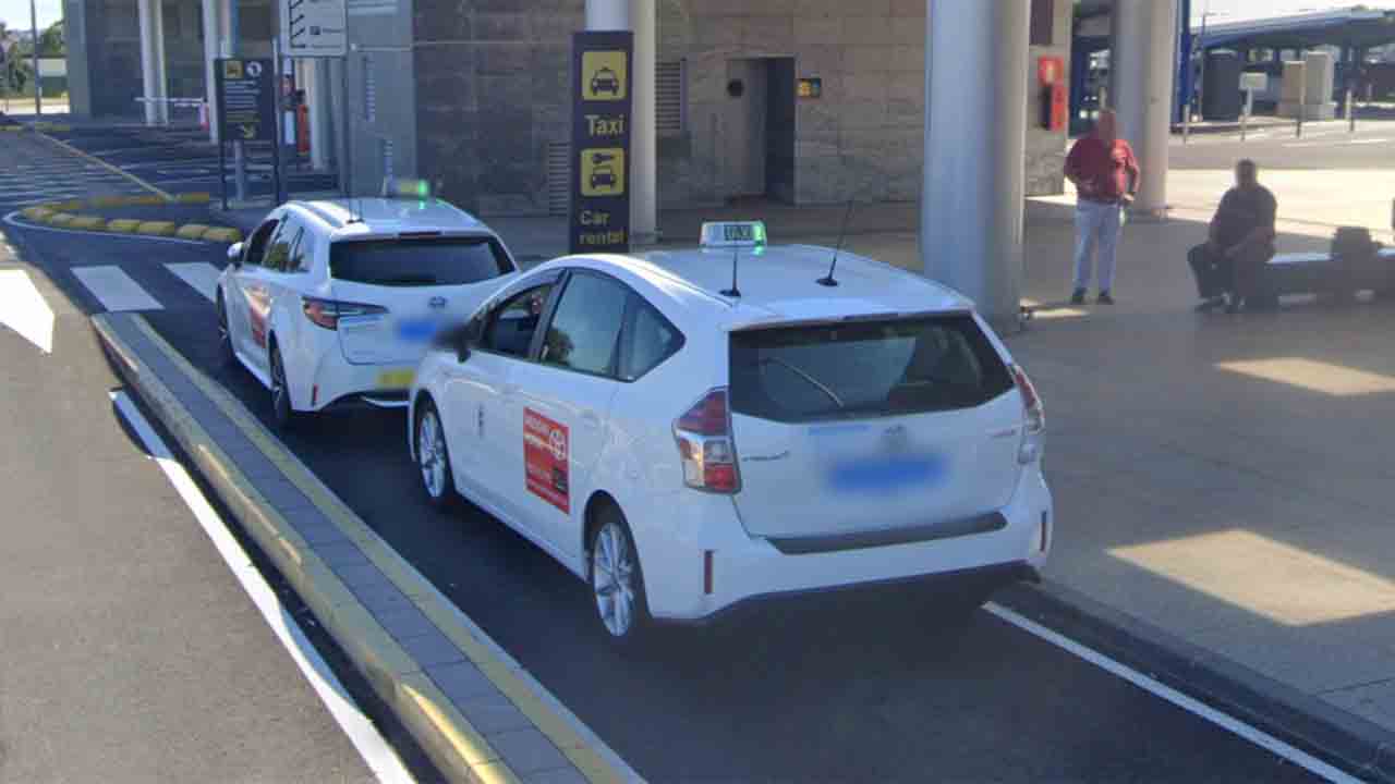 Taxistas de A Coruña denuncian largas colas en Alvedro por falta de coordinación