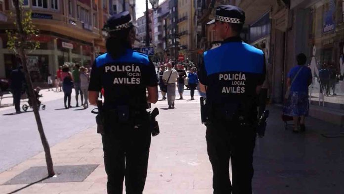 Dos detenidos en Avilés por forzar la ventanilla de un taxi y robar en el interior