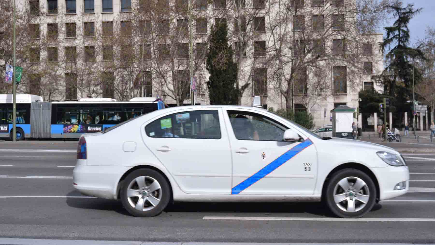 El taxi de Melilla cambiará su imagen de verde pasará a ser azul