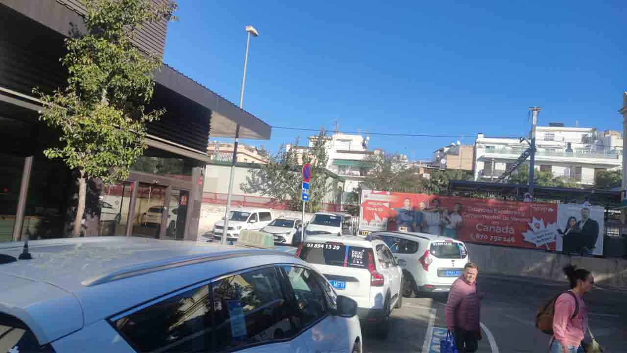 Los taxistas de Sitges secundan el paro de 2 horas en apoyo Carlos Ríos