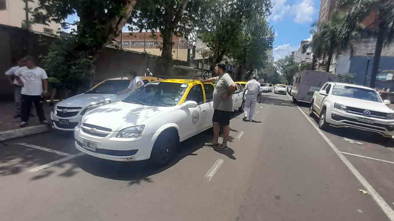 Protesta de los taxistas en Posadas contra Uber