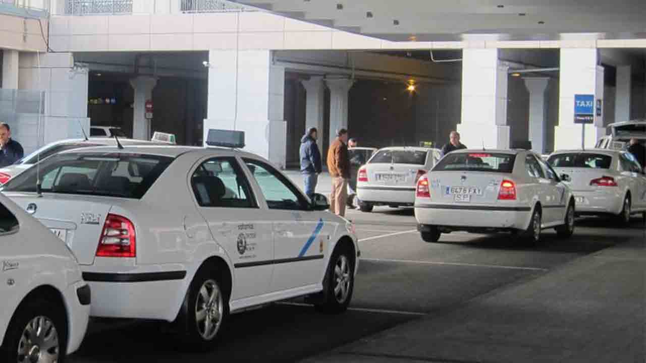 Servicio de taxis recogida pasajeros en el aeropuerto Malaga