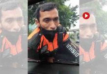 Un inspector de transportes en Yakarta subido al capó de un VTC en marcha Un inspector de transportes en Yakarta subido al capó de un VTC en marcha