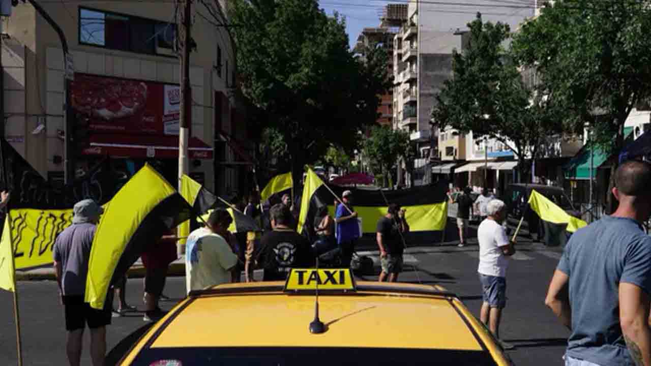 Protesta de los taxistas en Rosario por la proliferación de Uber