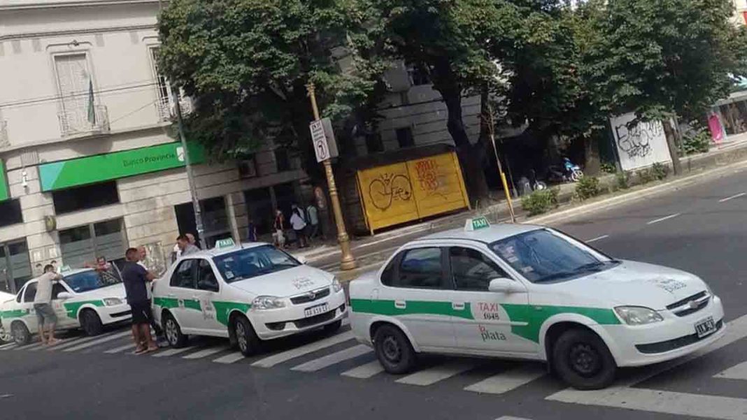Taxistas de La Plata cortan varios puntos de la ciudad