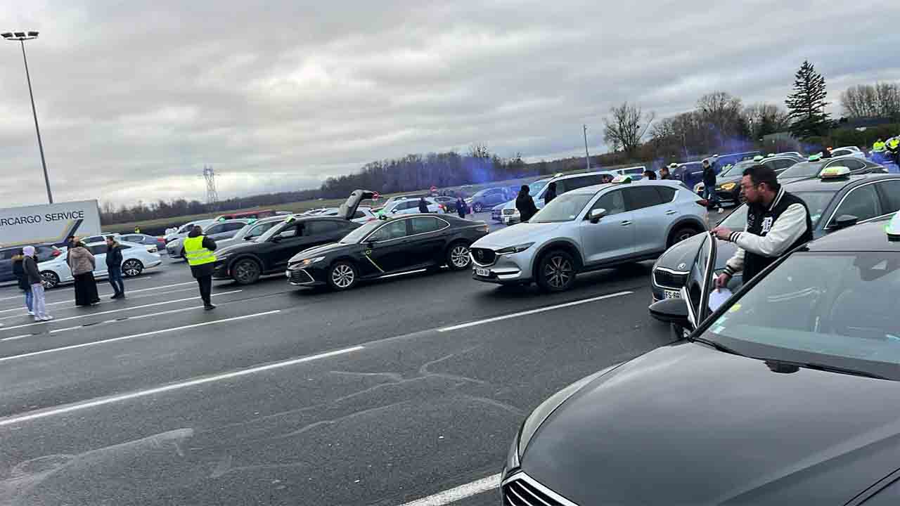 Taxistas franceses bloquean varios carriles en el peaje de Coutevroult