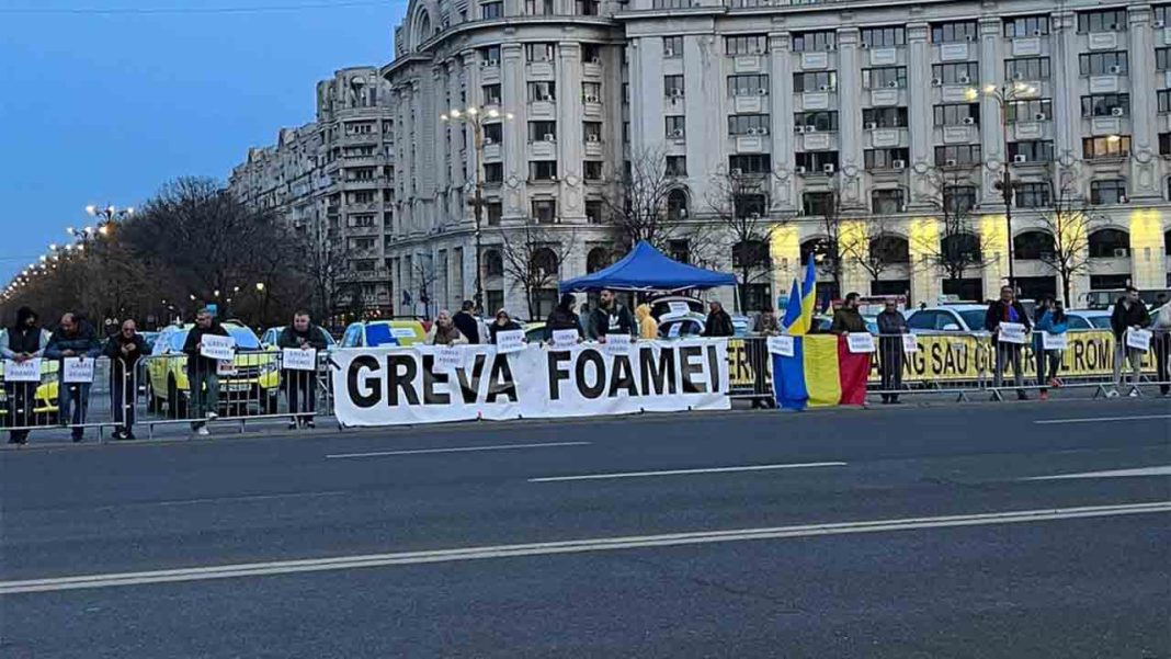 Los taxistas rumanos siguen en huelga de hambre en la plaza Constitución