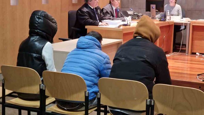 Condenados a penas que suman 15 años los tres agresores del taxista de Oviedo