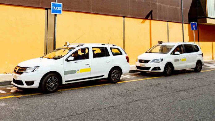 Pillan a un paciente disfrazado de sanitario intentando huir de Andorra en taxi