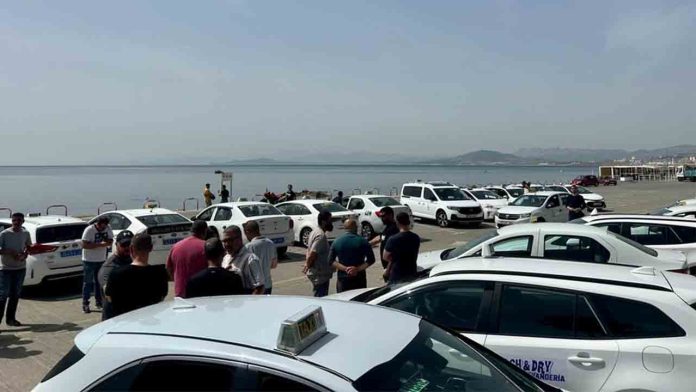 Concentración en Ceuta por el brutal atraco a un taxista