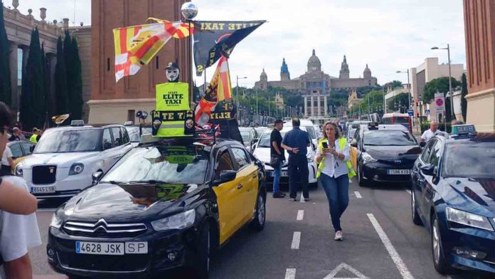 Los taxistas paralizarán Barcelona el día 28 ante las amenazas de Cabify