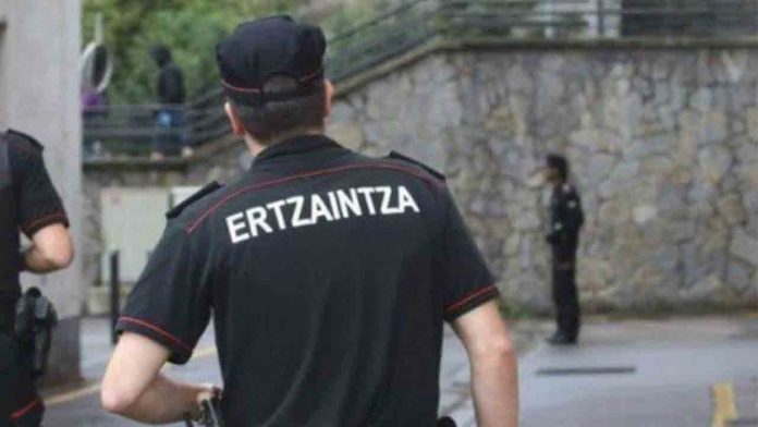 La Ertzaintza multa a un taxista en Vitoria por recoger a unos mayores para ir al hospital