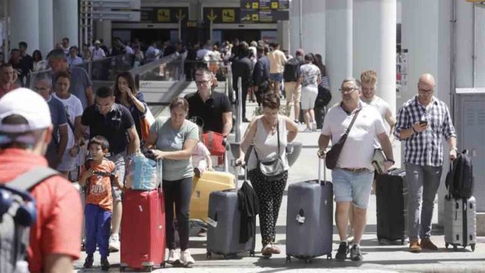 Los minibuses ilegales del aeropuerto de Palma bloquean los accesos
