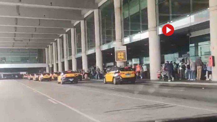 Los taxistas critican la falta de gestión en el Aeropuerto de El Prat