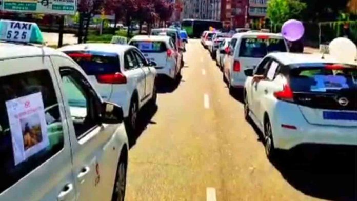 Marcha lenta de los taxista de Zaragoza contra las políticas del ayuntamiento