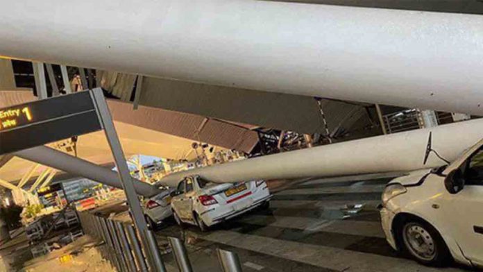 Muere un taxista al derrumbarse la marquesina del Aeropuerto de Delhi