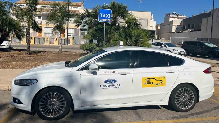 Vecinos y vecinas de La Safor ya tiene taxi a demanda