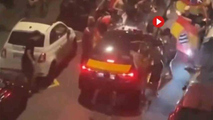 Aficionados de la Selección atacan un taxi y un coche de los Mossos