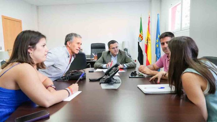 Gallardo se reúne con el sector para tratar la situación del taxi rural en Extremadura