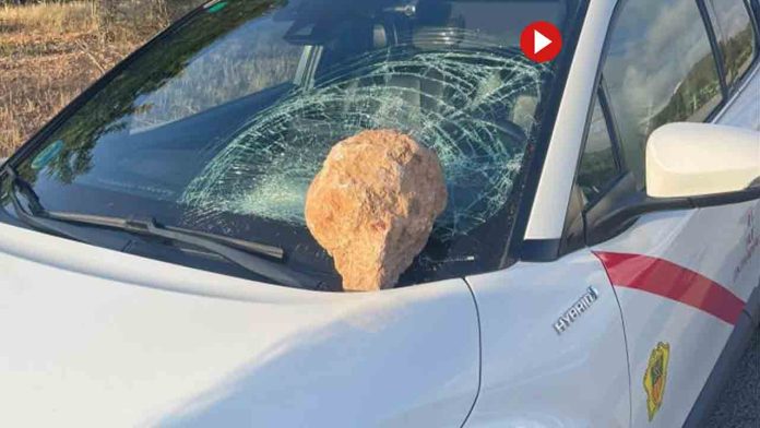 Un hombre estrella una gran piedra contra un taxi en Ibiza