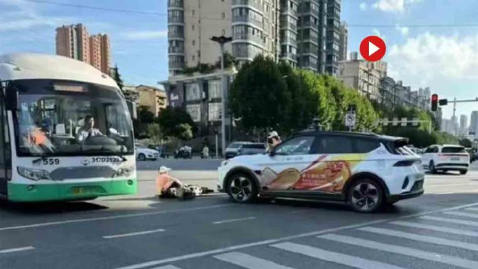 Un robotaxi de Baidu embiste a un motorista en Wuhan