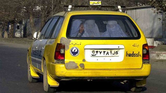 los talibanes prohíben circular a los taxis amarillos