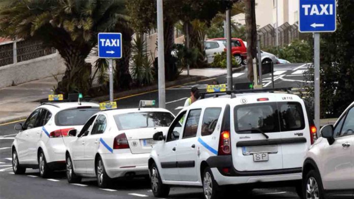 Canarias frena a Uber y Cabify modificando la Ley de Transportes