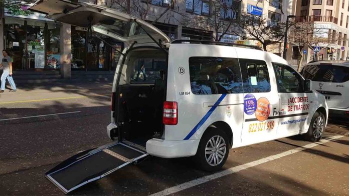 Santa Cruz baraja varias propuestas para mejorar el taxi adaptado