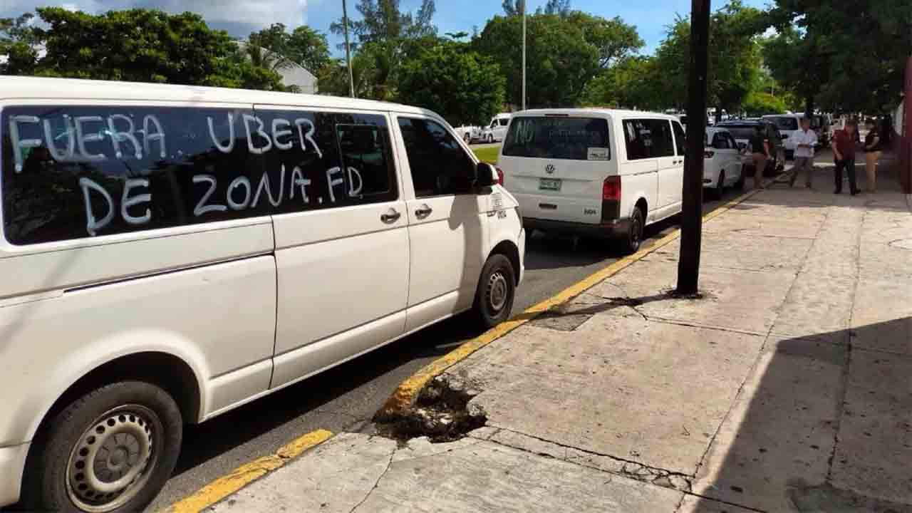 Cientos de taxistas bloquean el Aeropuerto de Cancún contra Uber, Cabify y DiDi