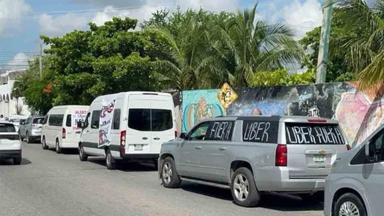 Cientos de taxistas bloquean el Aeropuerto de Cancún contra Uber, Cabify y DiDi